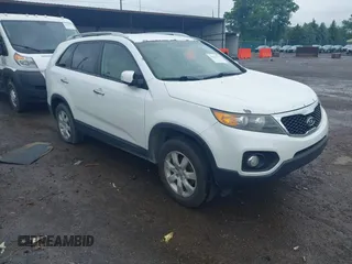 2012 Kia Sorento LX z VIN 5XYKT3A61CG308250, wystawiony jako IAAI lot #42471933 z przebiegiem 137 654 mil mil oraz . Historia ofert i sprzedaży dostępna na DreamBid. Obrazek 1.
