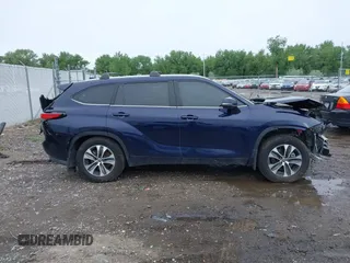 2022 Toyota Highlander XLE with VIN 5TDGZRBH6NS591080, listed as a IAAI auction lot 42271952 with 36,895 mi miles and . Bid and sale history available at DreamBid. Image 14.