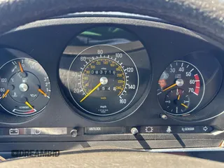 1985 Mercedes-Benz 380 z VIN WDBBA45C0FA019441, wystawiony jako Copart lot #51792005 z przebiegiem 83 718 mil mil oraz Czysty tytuł • Clean title. Historia ofert i sprzedaży dostępna na DreamBid. Obrazek 9.