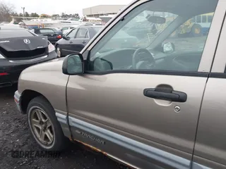 2003 Chevrolet Tracker with VIN 2CNBJ13C236947064, listed as a IAAI auction lot 41820066 with Not provided miles and . Bid and sale history available at DreamBid. Image 6.