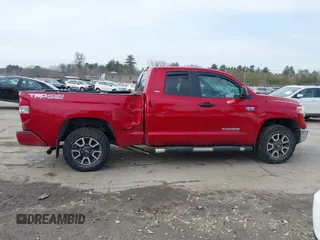 2017 Toyota Tundra SR z VIN 5TFUY5F14HX666949, wystawiony jako IAAI lot #41685402 z przebiegiem 108 628 mil mil oraz . Historia ofert i sprzedaży dostępna na DreamBid. Obrazek 13.