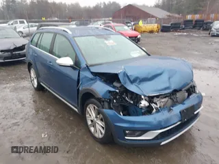 2018 Volkswagen Golf S z VIN 3VWH17AU9JM759994, wystawiony jako IAAI lot #41054231 z przebiegiem 42 651 mil mil oraz . Historia ofert i sprzedaży dostępna na DreamBid. Obrazek 1.