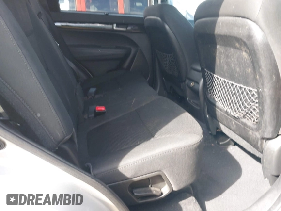 2014 Kia Sorento LX z VIN 5XYKTCA68EG438951, wystawiony jako IAAI lot #41702601 z przebiegiem 186 637 mil mil oraz . Historia ofert i sprzedaży dostępna na DreamBid. Obrazek 8.