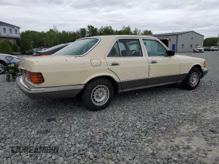 1985 Mercedes-Benz 380 z VIN WDBCA32CXFA177708, wystawiony jako Copart lot #57909505 z przebiegiem 128 446 mil mil oraz Tytuł czysty. Historia ofert i sprzedaży dostępna na DreamBid. Obrazek 3.