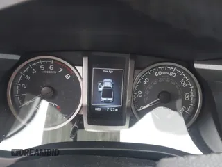 2023 Toyota Tacoma SR z VIN 3TYSZ5AN7PT106205, wystawiony jako IAAI lot #42084290 z przebiegiem 7123 mil mil oraz . Historia ofert i sprzedaży dostępna na DreamBid. Obrazek 7.