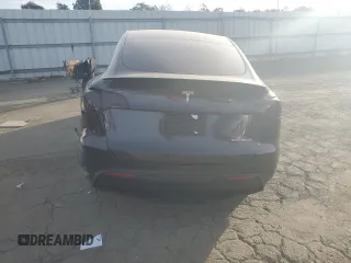 2024 Tesla Model Y Performance z VIN 7SAYGDEF3RF078535, wystawiony jako Copart lot #45749495 z przebiegiem 8 852 mil mil oraz Szkoda całkowita • Salvage title. Historia ofert i sprzedaży dostępna na DreamBid. Obrazek 6.