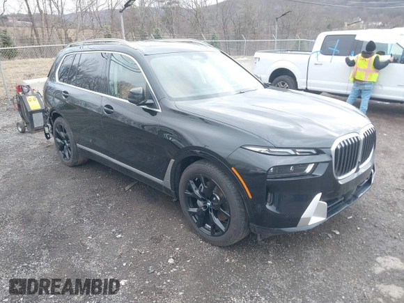 2025 BMW X7 xDrive40i z VIN 5UX23EM01S9Y67220, wystawiony jako IAAI lot #41722504 z przebiegiem 7 522 mil mil oraz . Historia ofert i sprzedaży dostępna na DreamBid. Obrazek 1.