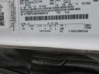 2023 Ford Transit Cargo z VIN 1FTBR1C86PKB96319, wystawiony jako Copart lot #59361285 z przebiegiem 34 823 mil mil oraz Szkoda całkowita • Salvage title. Historia ofert i sprzedaży dostępna na DreamBid. Obrazek 14.