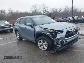 2023 Toyota Highlander L z VIN 5TDKDRAH8PS524459, wystawiony jako IAAI lot #41637752 z przebiegiem 10 156 mil mil oraz . Historia ofert i sprzedaży dostępna na DreamBid. Obrazek 1.