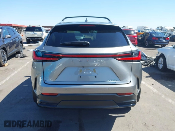 2024 Lexus NX 350 Premium z VIN 2T2GGCEZ3RC049310, wystawiony jako IAAI lot #42551581 z przebiegiem 12 938 mil mil oraz . Historia ofert i sprzedaży dostępna na DreamBid. Obrazek 16.