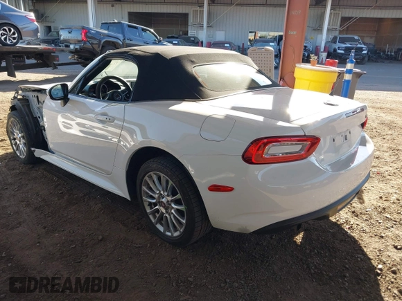 2018 FIAT 124 Spider Abarth z VIN JC1NFAEK9J0137571, wystawiony jako IAAI lot #42333604 z przebiegiem 31 532 mil mil oraz . Historia ofert i sprzedaży dostępna na DreamBid. Obrazek 3.