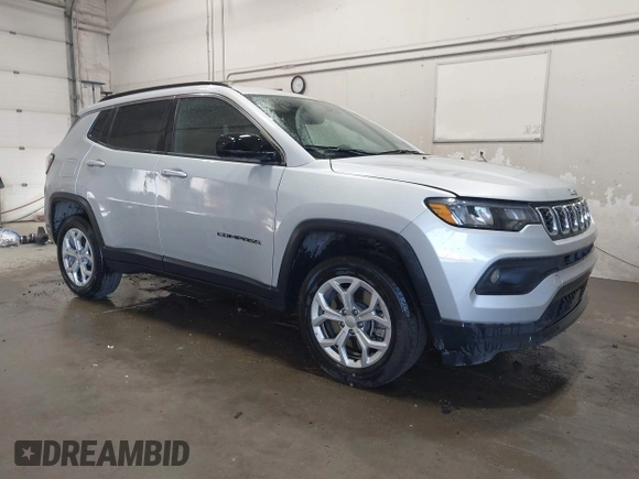 2024 Jeep Compass Latitude z VIN 3C4NJDBN5RT116961, wystawiony jako IAAI lot #42661118 z przebiegiem 24 175 mil mil oraz . Historia ofert i sprzedaży dostępna na DreamBid. Obrazek 1.