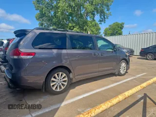 2013 Toyota Sienna XLE z VIN 5TDDK3DC1DS092365, wystawiony jako Copart lot #58743665 z przebiegiem 252 937 mil mil oraz Czysty tytuł • Clean title. Historia ofert i sprzedaży dostępna na DreamBid. Obrazek 4.