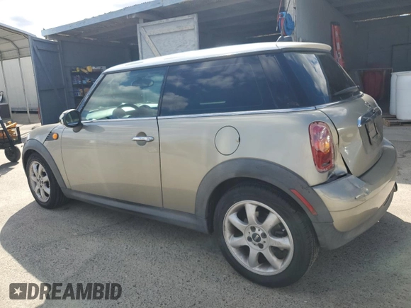 2010 MINI Hardtop z VIN WMWMF3C53ATZ63755, wystawiony jako Copart lot #49038975 z przebiegiem 104 080 mil mil oraz Szkody całkowita. Historia ofert i sprzedaży dostępna na DreamBid. Obrazek 2.