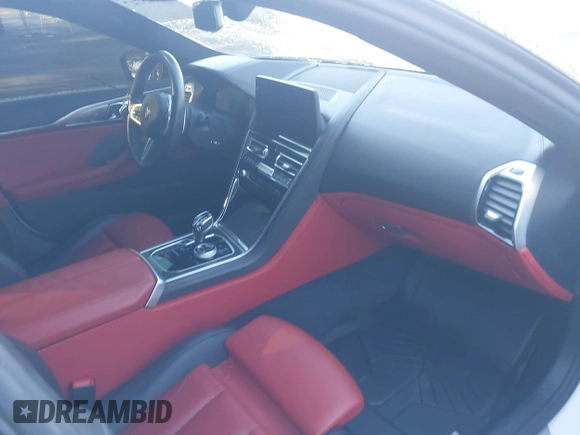 2023 BMW 8 Series M850i z VIN WBAGV8C0XPCL58173, wystawiony jako IAAI lot #41693747 z przebiegiem 24 954 mil mil oraz . Historia ofert i sprzedaży dostępna na DreamBid. Obrazek 5.