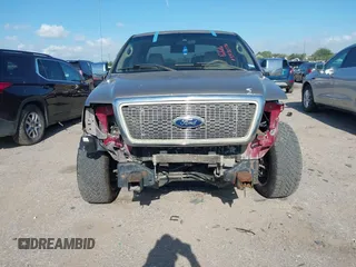 2005 Ford F-150 XLT z VIN 1FTRW12W45KC33940, wystawiony jako IAAI lot #42582396 z przebiegiem 233 217 mil mil oraz . Historia ofert i sprzedaży dostępna na DreamBid. Obrazek 6.