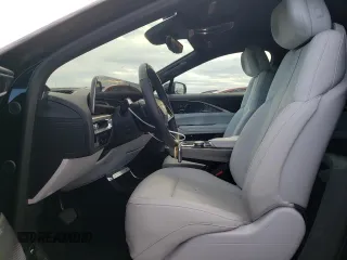 2023 Cadillac LYRIQ RWD Luxury z VIN 1GYKPMRK1PZ003280, wystawiony jako Copart lot #70182293 z przebiegiem 2186 mil mil oraz . Historia ofert i sprzedaży dostępna na DreamBid. Obrazek 7.