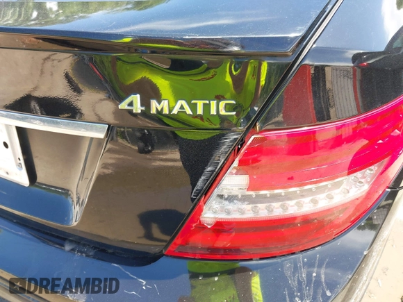 2013 Mercedes-Benz C 300 Sport z VIN WDDGF8AB0DR292722, wystawiony jako IAAI lot #42270735 z przebiegiem 113 119 mil mil oraz . Historia ofert i sprzedaży dostępna na DreamBid. Obrazek 18.