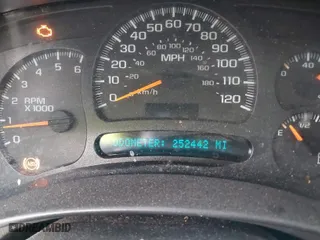 2005 Chevrolet Suburban LT with VIN 3GNFK16Z65G185021, listed as a IAAI auction lot 41358279 with 252,442 mi miles. Bid and sale history available at carsss.com. Image 7.