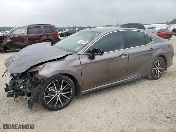 2024 Toyota Camry SE with VIN 4T1G11AK6RU218253, listed as a Copart auction lot 51627095 with 17,333 mi miles and Salvage Title. Bid and sale history available at carsss.com. Image 1.