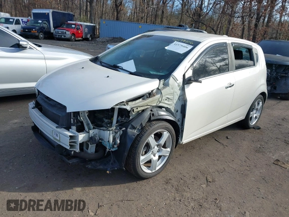 2015 Chevrolet Sonic LTZ z VIN 1G1JE6SB6F4145044, wystawiony jako IAAI lot #41579406 z przebiegiem 52 302 mil mil oraz . Historia ofert i sprzedaży dostępna na DreamBid. Obrazek 2.