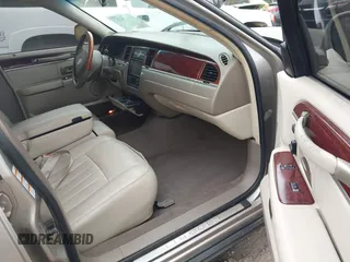 2003 Lincoln Town Car Signature z VIN 1LNHM82W73Y645995, wystawiony jako IAAI lot #41958634 z przebiegiem 172 960 mil mil oraz . Historia ofert i sprzedaży dostępna na DreamBid. Obrazek 5.