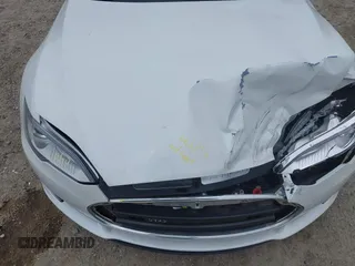 2013 Tesla Model S Performance z VIN 5YJSA1DP1DFP16609, wystawiony jako IAAI lot #42458995 z przebiegiem 110 722 mil mil oraz . Historia ofert i sprzedaży dostępna na DreamBid. Obrazek 22.