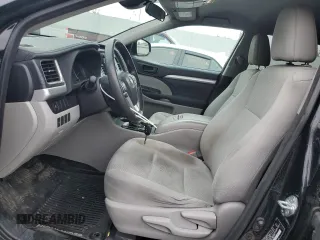 2018 Toyota Highlander LE z VIN 5TDBZRFH3JS817557, wystawiony jako Copart lot #56109035 z przebiegiem 132 053 mil mil oraz Szkoda całkowita • Salvage title. Historia ofert i sprzedaży dostępna na DreamBid. Obrazek 7.