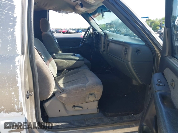 2002 Chevrolet Silverado 1500 LS with VIN 1GCEK14T92Z288688, listed as a IAAI auction lot 42051696 with 271,905 mi miles. Bid and sale history available at carsss.com. Image 5.