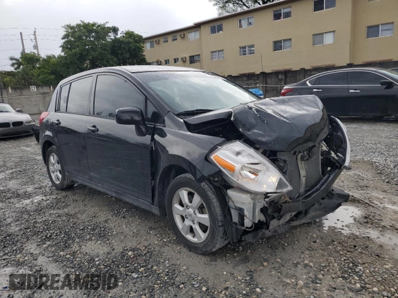 2008 Nissan Versa S z VIN 3N1BC13E58L447065, wystawiony jako Copart lot #52380355 z przebiegiem 151 681 mil mil oraz Szkoda całkowita • Salvage title. Historia ofert i sprzedaży dostępna na DreamBid. Obrazek 4.