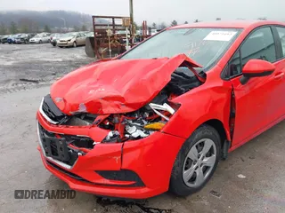 2017 Chevrolet Cruze LS z VIN 1G1BC5SM0H7219176, wystawiony jako IAAI lot #40973192 z przebiegiem 172 534 mil mil oraz . Historia ofert i sprzedaży dostępna na DreamBid. Obrazek 6.