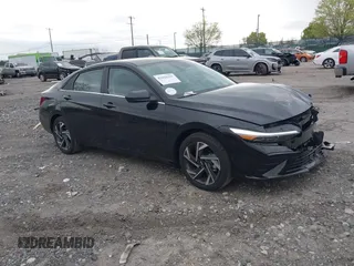 2025 Hyundai Elantra SEL Convenience z VIN KMHLS4DG5SU853801, wystawiony jako IAAI lot #42028161 z przebiegiem 1 469 mil mil oraz . Historia ofert i sprzedaży dostępna na DreamBid. Obrazek 1.