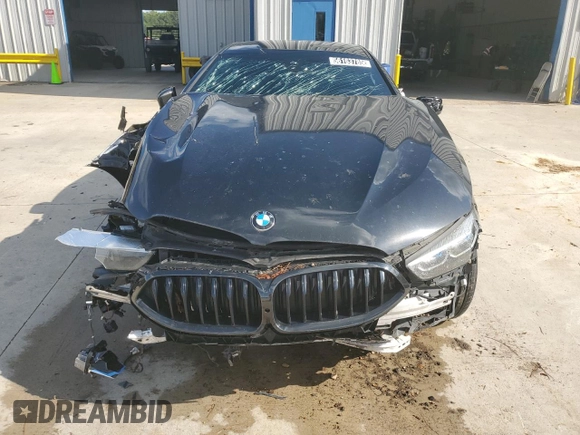 2020 BMW 8 Series M850i z VIN WBAGV8C08LCD46679, wystawiony jako Copart lot #56163785 z przebiegiem Nie podano mil oraz Czysty tytuł • Clean title. Historia ofert i sprzedaży dostępna na DreamBid. Obrazek 5.