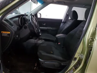 2013 Kia Soul + z VIN KNDJT2A61D7496157, wystawiony jako Copart lot #49420285 z przebiegiem Nie podano mil oraz Szkoda całkowita • Salvage title. Historia ofert i sprzedaży dostępna na DreamBid. Obrazek 7.
