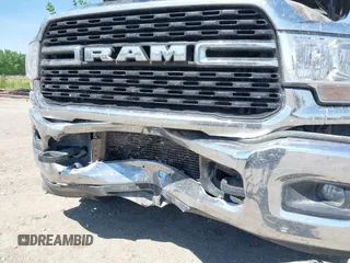 2024 Ram 2500 Big Horn z VIN 3C6UR5DLXRG296301, wystawiony jako IAAI lot #42496302 z przebiegiem 47 626 mil mil oraz . Historia ofert i sprzedaży dostępna na DreamBid. Obrazek 6.