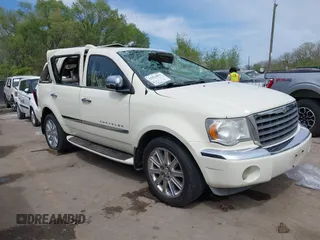 2008 Chrysler Aspen Limited z VIN 1A8HW58298F133880, wystawiony jako IAAI lot #42022051 z przebiegiem 239 008 mil mil oraz . Historia ofert i sprzedaży dostępna na DreamBid. Obrazek 1.