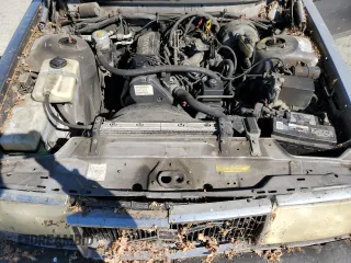 1993 Volvo 240 z VIN YV1AS8808P1489831, wystawiony jako Copart lot #72439554 z przebiegiem 147 232 mil mil oraz Tytuł czysty. Historia ofert i sprzedaży dostępna na DreamBid. Obrazek 11.