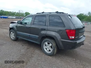 2005 Jeep Grand Cherokee Laredo z VIN 1J8GR48KX5C598646, wystawiony jako IAAI lot #42253900 z przebiegiem 197 848 mil mil oraz . Historia ofert i sprzedaży dostępna na DreamBid. Obrazek 3.