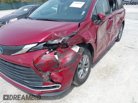 2022 Toyota Sienna XLE with VIN 5TDJRKEC4NS096888, listed as a IAAI auction lot 41901904 with 56,952 mi miles. Bid and sale history available at carsss.com. Image 6.