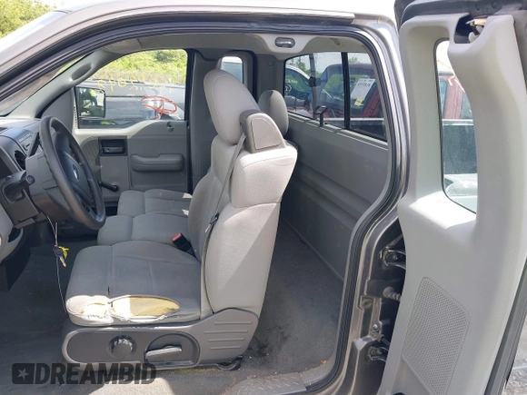 2004 Ford F-150 XL z VIN 1FTRF12W24NC11903, wystawiony jako IAAI lot #42092090 z przebiegiem 236 732 mil mil oraz . Historia ofert i sprzedaży dostępna na DreamBid. Obrazek 8.