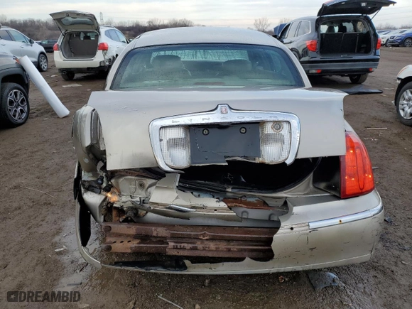 2001 Lincoln Town Car Executive with VIN 1LNHM81W81Y700002, listed as a Copart auction lot 47018365 with 129,456 mi miles and Salvage Title. Bid and sale history available at carsss.com. Image 6.