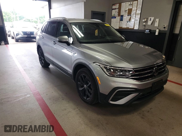 2024 Volkswagen Tiguan SE with VIN 3VV3B7AX5RM084940, listed as a IAAI auction lot 42731231 with 19,747 mi miles and . Bid and sale history available at DreamBid. Image 2.
