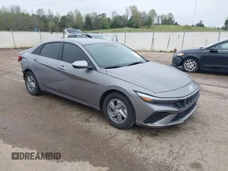 2025 Hyundai Elantra SE z VIN KMHLL4DG3SU860243, wystawiony jako IAAI lot #41899929 z przebiegiem 26 162 mil mil oraz . Historia ofert i sprzedaży dostępna na DreamBid. Obrazek 1.