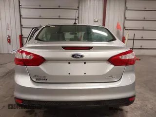 2012 Ford Focus SE z VIN 1FAHP3F21CL463704, wystawiony jako IAAI lot #42246436 z przebiegiem 234 474 mil mil oraz . Historia ofert i sprzedaży dostępna na DreamBid. Obrazek 17.