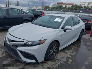 2022 Toyota Camry SE with VIN 4T1G11AK8NU061089, listed as a IAAI auction lot 41765774 with 33,024 mi miles. Bid and sale history available at carsss.com. Image 2.
