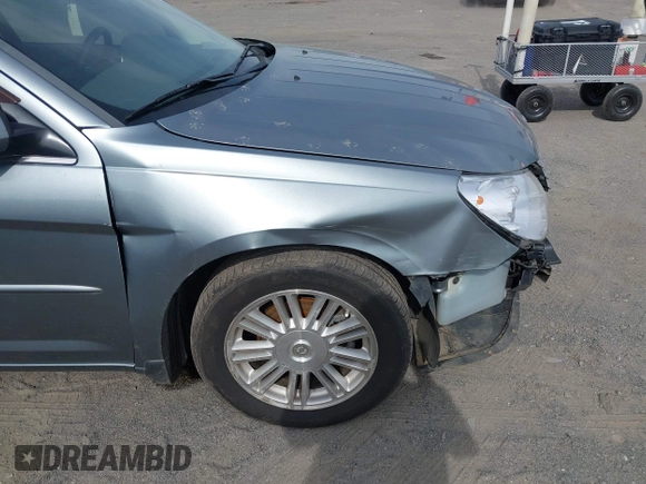 2007 Chrysler Sebring Touring z VIN 1C3LC56KX7N542931, wystawiony jako IAAI lot #42167913 z przebiegiem 240 638 mil mil oraz . Historia ofert i sprzedaży dostępna na DreamBid. Obrazek 13.