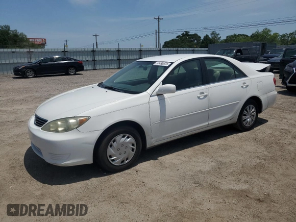 2005 Toyota Camry STD z VIN 4T1BE32K45U024498, wystawiony jako Copart lot #57498975 z przebiegiem 212 549 mil mil oraz Szkoda całkowita • Salvage title. Historia ofert i sprzedaży dostępna na DreamBid. Obrazek 1.