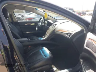2013 Lincoln MKZ z VIN 3LN6L2GK4DR827120, wystawiony jako IAAI lot #41686914 z przebiegiem 76 114 mil mil oraz . Historia ofert i sprzedaży dostępna na DreamBid. Obrazek 5.