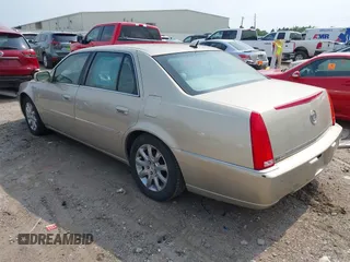 2008 Cadillac DTS 1SA z VIN 1G6KD57Y28U146610, wystawiony jako IAAI lot #42321563 z przebiegiem 76 837 mil mil oraz . Historia ofert i sprzedaży dostępna na DreamBid. Obrazek 3.