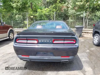 2018 Dodge Challenger SXT z VIN 2C3CDZAG1JH143140, wystawiony jako IAAI lot #42289674 z przebiegiem 79 764 mil mil oraz . Historia ofert i sprzedaży dostępna na DreamBid. Obrazek 17.